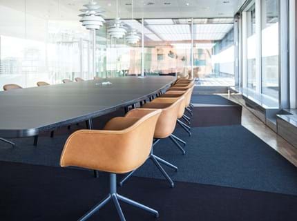 løst tæppe i filt på kontor